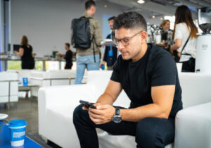 Customer Service Vs. Customer Experience: Learn How to Describe Both (Like a Pro)